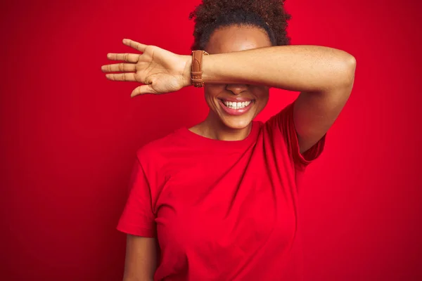 Giovane Bella Donna Afro Americana Con Capelli Afro Sfondo Rosso — Foto Stock