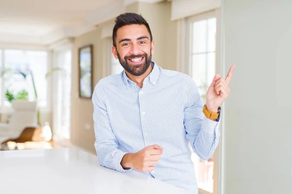 Hombre Negocios Hispano Guapo Con Una Gran Sonrisa Cara Señalando —  Fotos de Stock