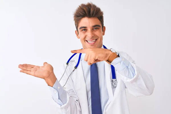 Mladý Pohledný Lékař Muž Nosí Stetoskop Přes Izolované Bílé Pozadí — Stock fotografie
