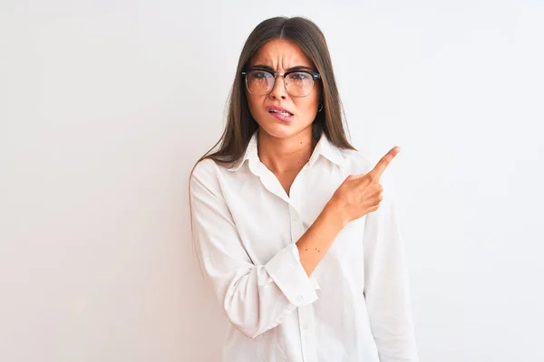 Junge Schöne Geschäftsfrau Mit Brille Die Vor Isoliertem Weißen Hintergrund — Stockfoto