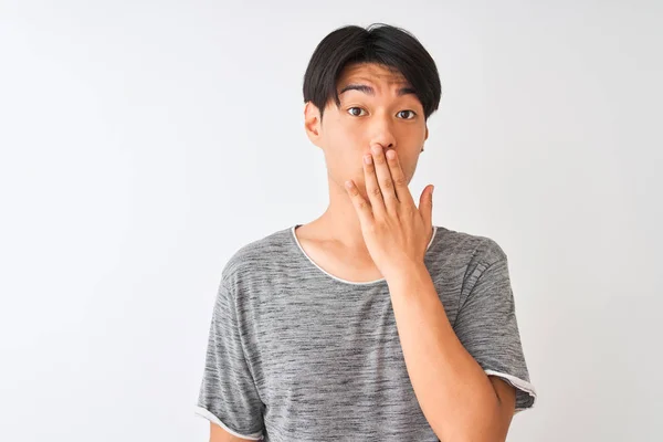 Joven Hombre Chino Vistiendo Camiseta Casual Pie Sobre Aislado Fondo — Foto de Stock