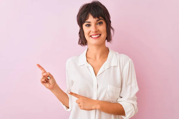 Joven Hermosa Mujer Con Camisa Blanca Pie Sobre Fondo Rosa —  Fotos de Stock