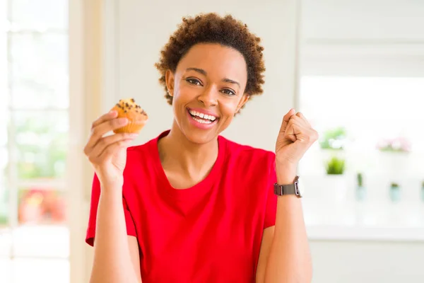 Jeune Femme Afro Américaine Mangeant Des Muffins Aux Pépites Chocolat — Photo