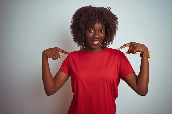 Jovem Africana Afro Mulher Vestindo Camiseta Vermelha Sobre Isolado Fundo — Fotografia de Stock
