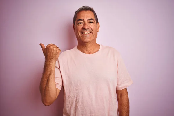 Schöner Mann Mittleren Alters Shirt Vor Isoliertem Rosa Hintergrund Lächelnd — Stockfoto