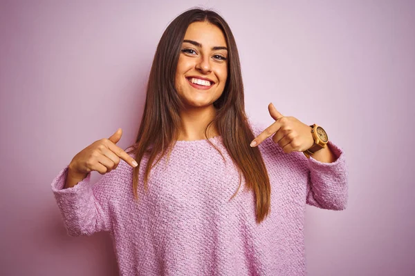 Junge Schöne Frau Lässigem Pullover Der Über Isoliertem Rosa Hintergrund — Stockfoto