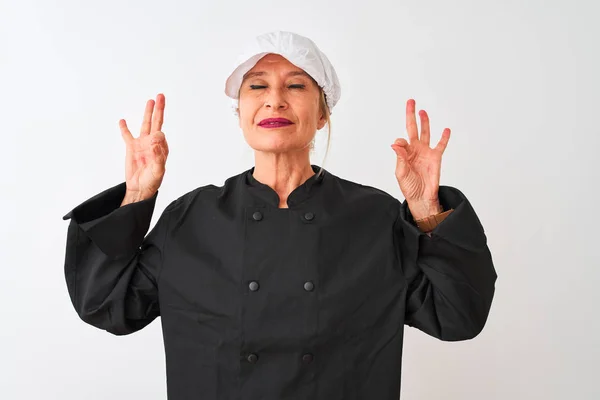 Kochfrau Mittleren Alters Uniform Und Mütze Steht Vor Isoliertem Weißem — Stockfoto