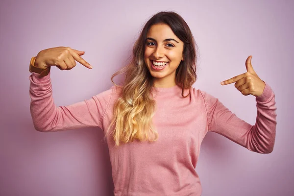 Ung Vacker Kvinna Bär Tröja Över Rosa Isolerad Bakgrund Ser — Stockfoto