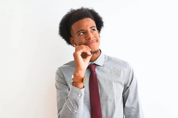 Νεαρός Αφροαμερικάνος Επιχειρηματίας Γραβάτα Που Στέκεται Πάνω Από Απομονωμένο Λευκό — Φωτογραφία Αρχείου