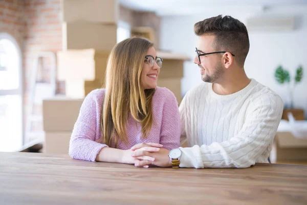 Unga vackra par sitter på bordet hemma, kramas i — Stockfoto