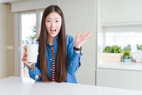 Hermosa Mujer Asiática Bebiendo Vaso Leche Fresca Muy Feliz Emocionada —  Fotos de Stock