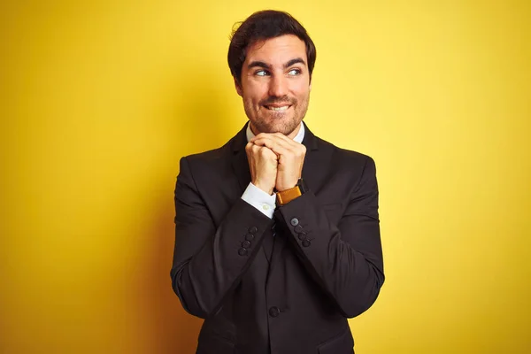 Mladý Pohledný Podnikatel Obleku Kravatě Stojí Nad Izolovaným Žlutým Pozadím — Stock fotografie