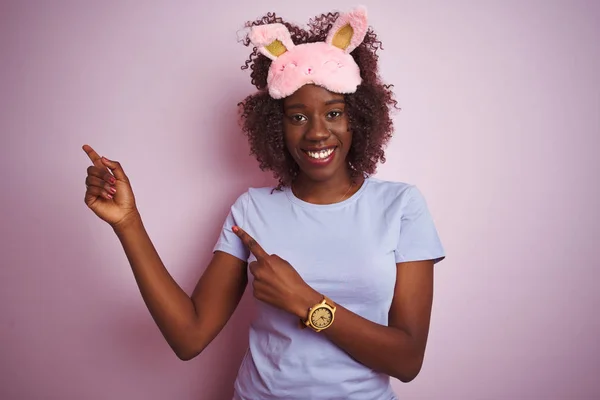 Jovem Africana Afro Mulher Vestindo Máscara Sono Sobre Fundo Rosa — Fotografia de Stock