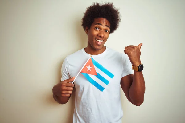 Jovem Afro Americano Segurando Cuba Bandeira Cubana Sobre Fundo Branco — Fotografia de Stock