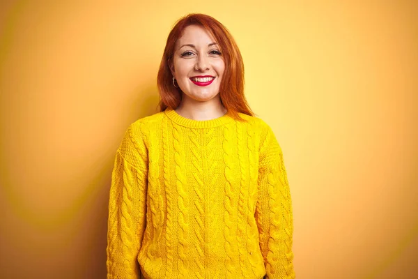 Bella Donna Rossa Che Indossa Maglione Invernale Piedi Sfondo Giallo — Foto Stock