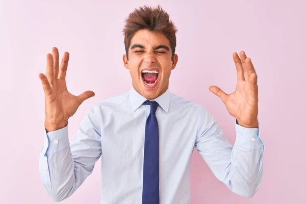 Joven Hombre Negocios Guapo Con Camisa Corbata Pie Sobre Fondo — Foto de Stock