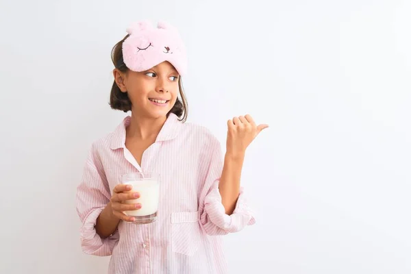 Kindermädchen Mit Schlafmaske Und Pyjama Trinkt Glas Milch Über Isoliertem — Stockfoto