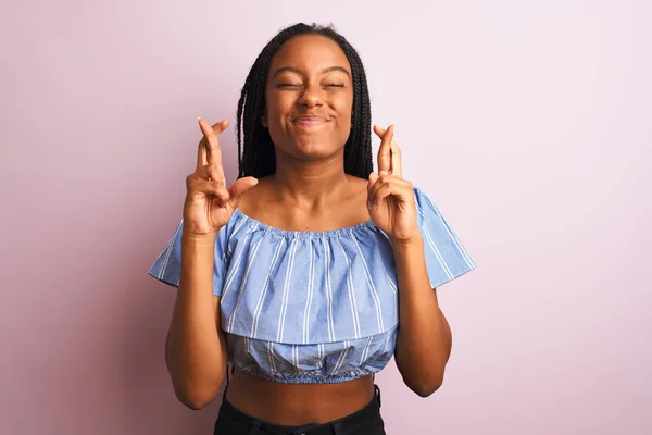 Mulher Afro Americana Vestindo Camiseta Listrada Sobre Fundo Rosa Isolado — Fotografia de Stock