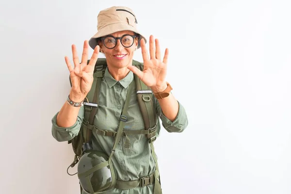 Mujer Excursionista Mediana Edad Con Gafas Sombrero Comedor Mochila Sobre — Foto de Stock