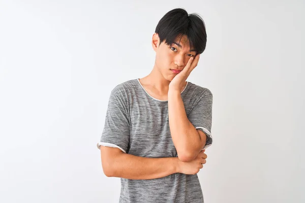 Joven Hombre Chino Con Camiseta Casual Pie Sobre Fondo Blanco — Foto de Stock