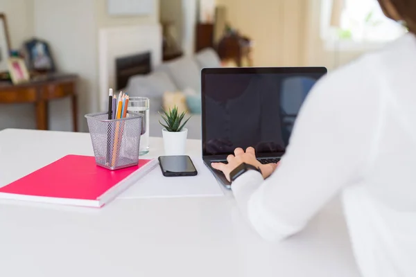 Jeune femme utilisant un ordinateur portable avec un écran vide — Photo