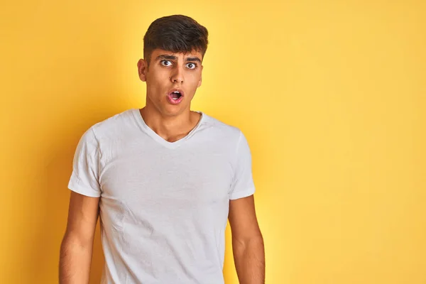 Joven Hombre Indio Con Camiseta Blanca Pie Sobre Fondo Amarillo — Foto de Stock