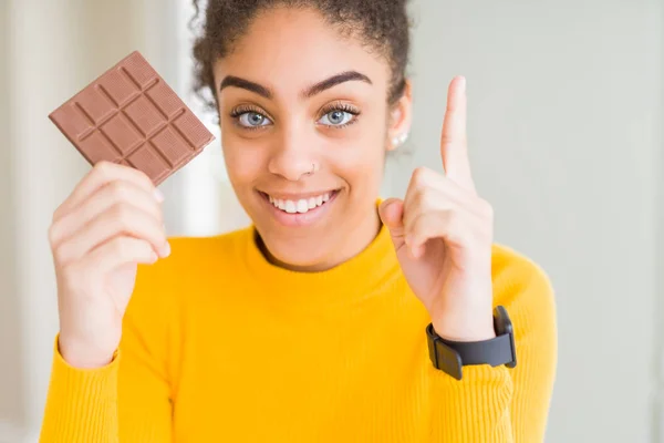 Junge Afrikanisch Amerikanische Mädchen Essen Dunkle Schokolade Riegel Als Süße — Stockfoto