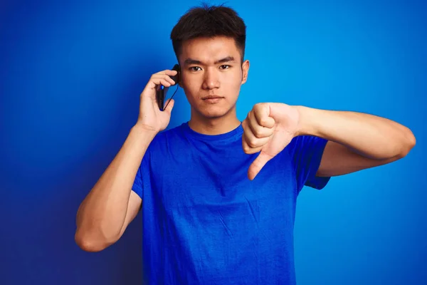 Jovem Asiático Chinês Homem Falando Smartphone Sobre Isolado Azul Fundo — Fotografia de Stock
