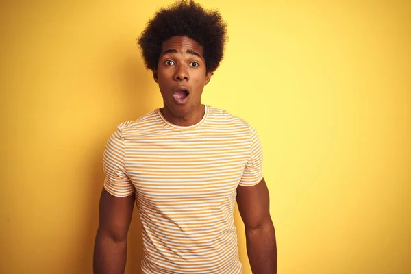 Amerikanischer Mann Mit Afro Haaren Trägt Gestreiftes Shirt Steht Vor — Stockfoto