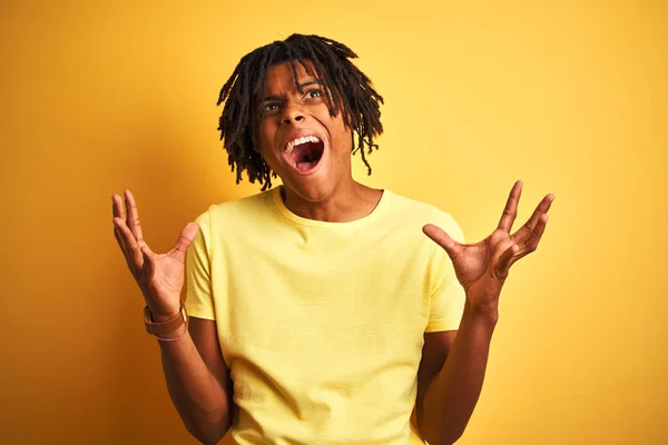 Homem Afro Com Dreadlocks Vestindo Camiseta Casual Sobre Fundo Amarelo — Fotografia de Stock