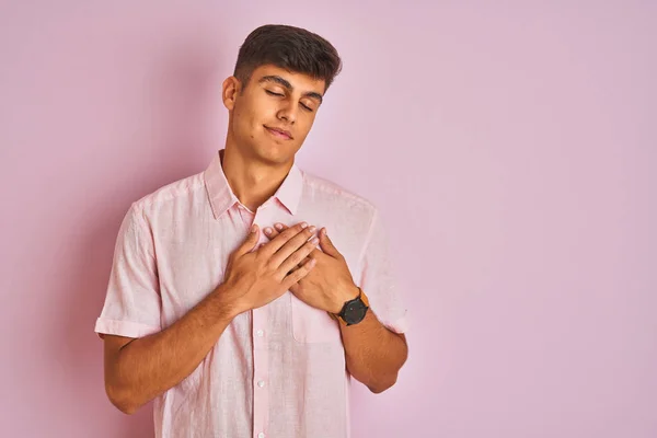 Mladý Indián Neformální Košili Stojící Nad Izolovaným Růžovým Pozadím Usmívající — Stock fotografie