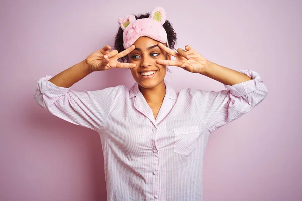 Fiatal Afroamerikai Visel Pizsama Maszk Alatt Elszigetelt Rózsaszín Háttér Csinálás — Stock Fotó