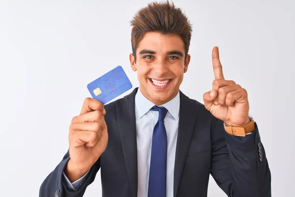 Joven Hombre Negocios Guapo Con Traje Que Sostiene Tarjeta Crédito —  Fotos de Stock