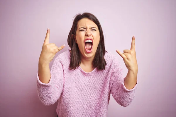 Junge Schöne Brünette Frau Die Einen Pullover Über Rosa Isoliertem — Stockfoto