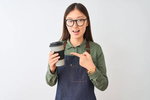 Chinese Barista Vrouw Met Een Schort Bril Drinken Koffie Geïsoleerde — Stockfoto