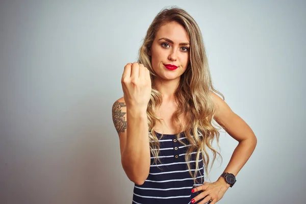 Jovem Mulher Bonita Vestindo Listras Shirt Sobre Fundo Isolado Branco — Fotografia de Stock