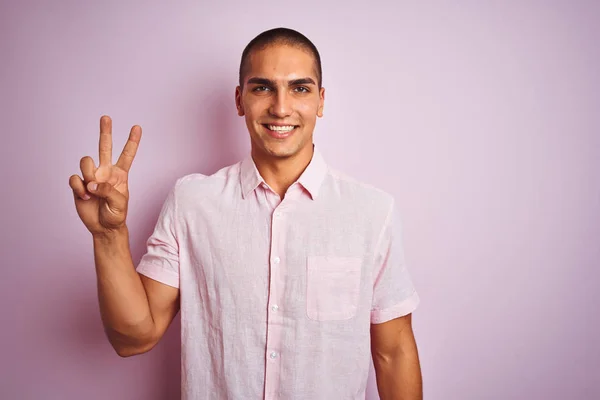 Jonge Knappe Man Draagt Elegant Shirt Roze Geïsoleerde Achtergrond Glimlachend — Stockfoto