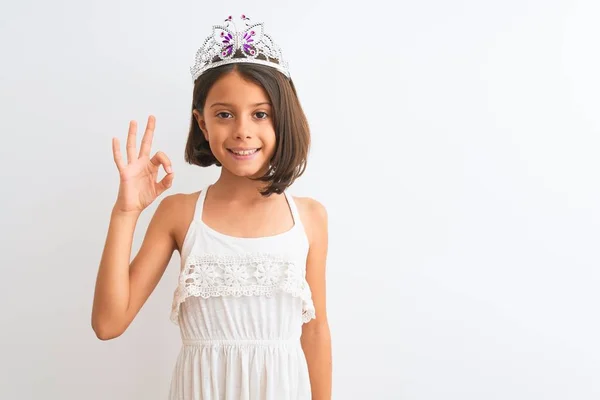 Gyönyörű Gyermek Lány Visel Hercegnő Korona Felett Áll Elszigetelt Fehér — Stock Fotó