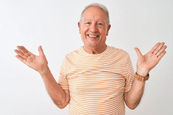 Älterer Grauhaariger Mann Mit Gestreiftem Shirt Der Vor Isoliertem Weißem — Stockfoto