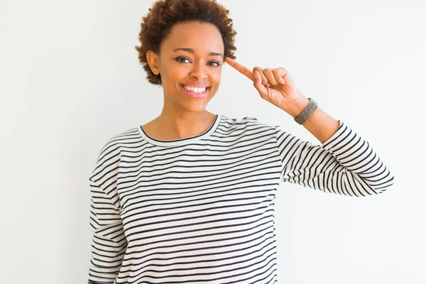 Młoda Piękna Afrykańska Kobieta Paski Sweter Białym Tle Uśmiechnięta Wskazująca — Zdjęcie stockowe