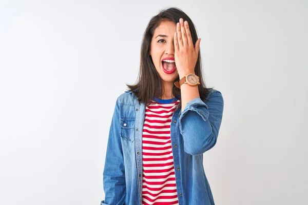 Joven Mujer China Con Camiseta Rayas Camisa Mezclilla Sobre Fondo — Foto de Stock