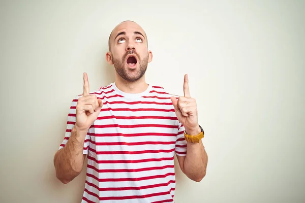 Jovem Careca Com Barba Vestindo Casual Listrado Camiseta Vermelha Sobre — Fotografia de Stock