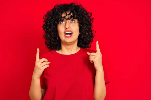 Mujer Árabe Joven Con Pelo Rizado Con Camiseta Casual Sobre — Foto de Stock