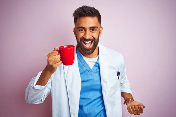 Junger Indischer Arzt Der Eine Tasse Kaffee Trinkt Steht Vor — Stockfoto