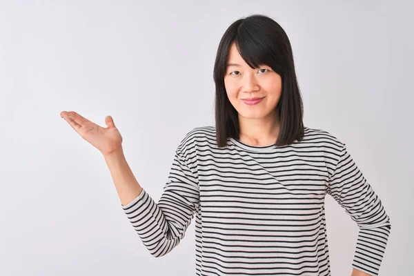 Jonge Mooie Chinese Vrouw Draagt Zwart Gestreept Shirt Geïsoleerde Witte — Stockfoto
