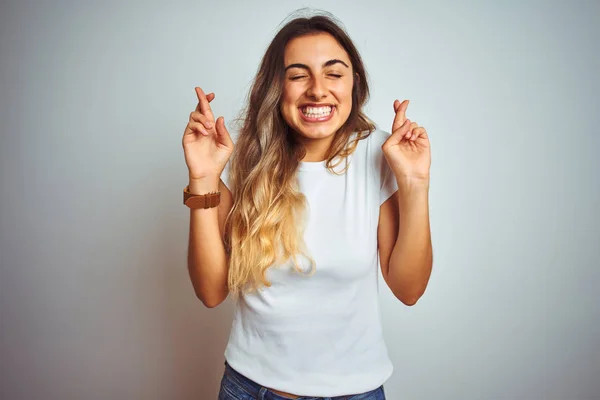 Jovem Mulher Bonita Vestindo Casual Shirt Branca Sobre Fundo Isolado — Fotografia de Stock