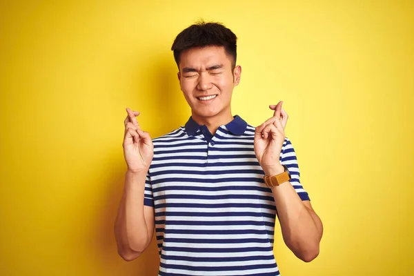 Jovem Asiático Chinês Homem Vestindo Pólo Listrado Sobre Isolado Amarelo — Fotografia de Stock