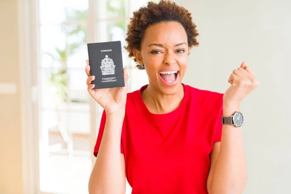 Joven Mujer Afroamericana Con Pasaporte Canadiense Gritando Orgulloso Celebrando Victoria — Foto de Stock