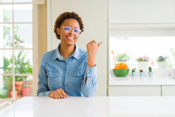 Jovem Bela Mulher Afro Americana Vestindo Óculos Sorrindo Com Rosto — Fotografia de Stock