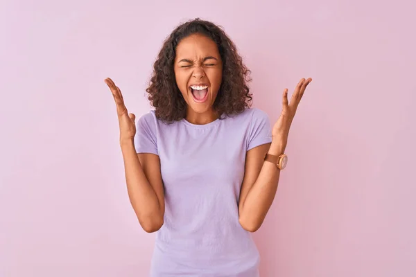 Jeune Femme Brésilienne Portant Shirt Debout Sur Fond Rose Isolé — Photo